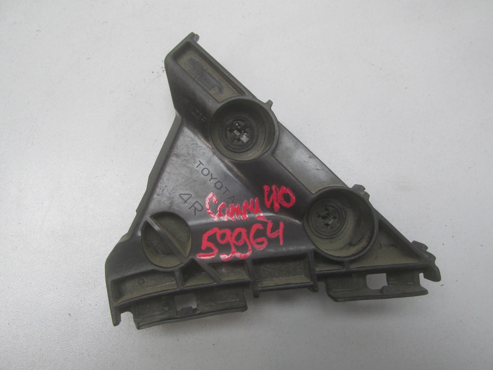 Направляющая заднего бампера Toyota Camry V40 2006-2011