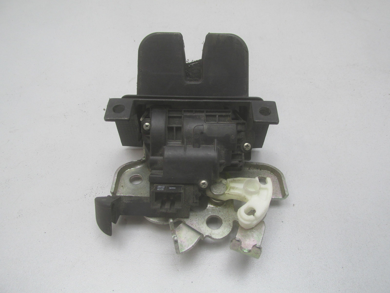 Замок багажника Volkswagen Caddy II 1995-2004