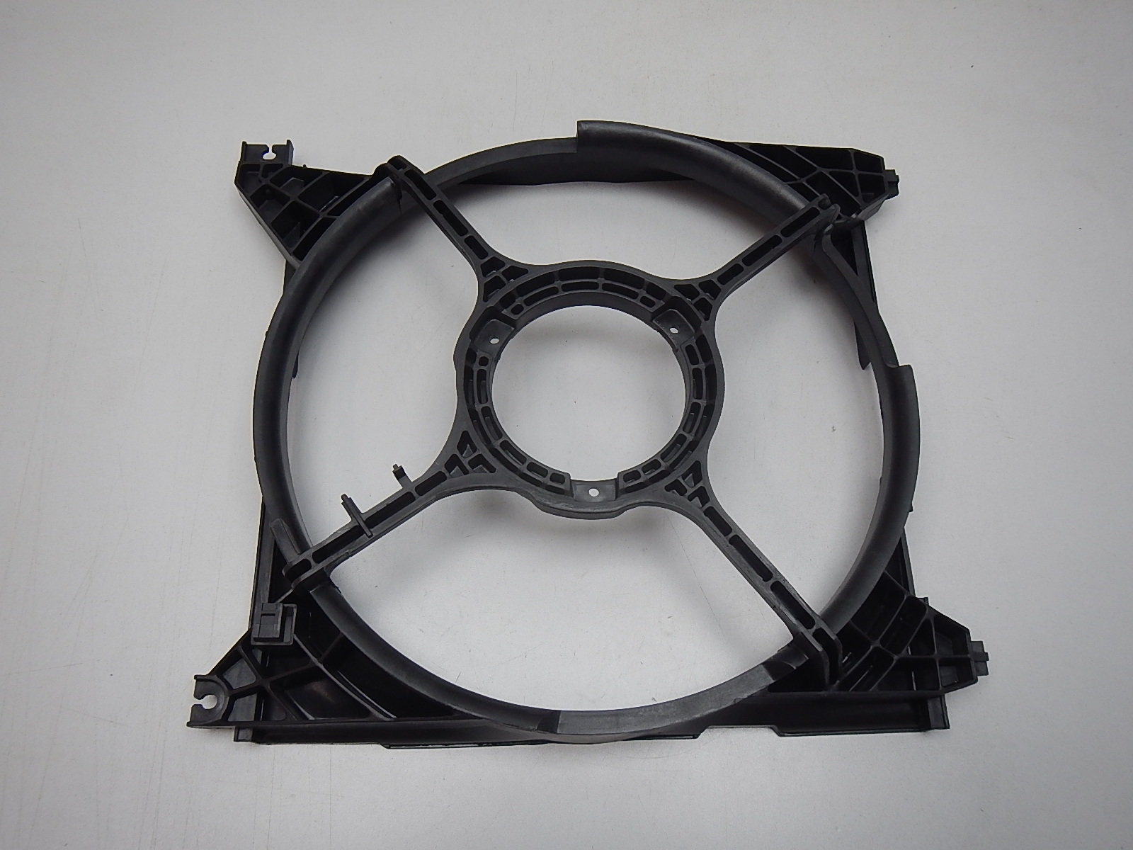 Диффузор радиатора Hyundai Santa Fe 2000>