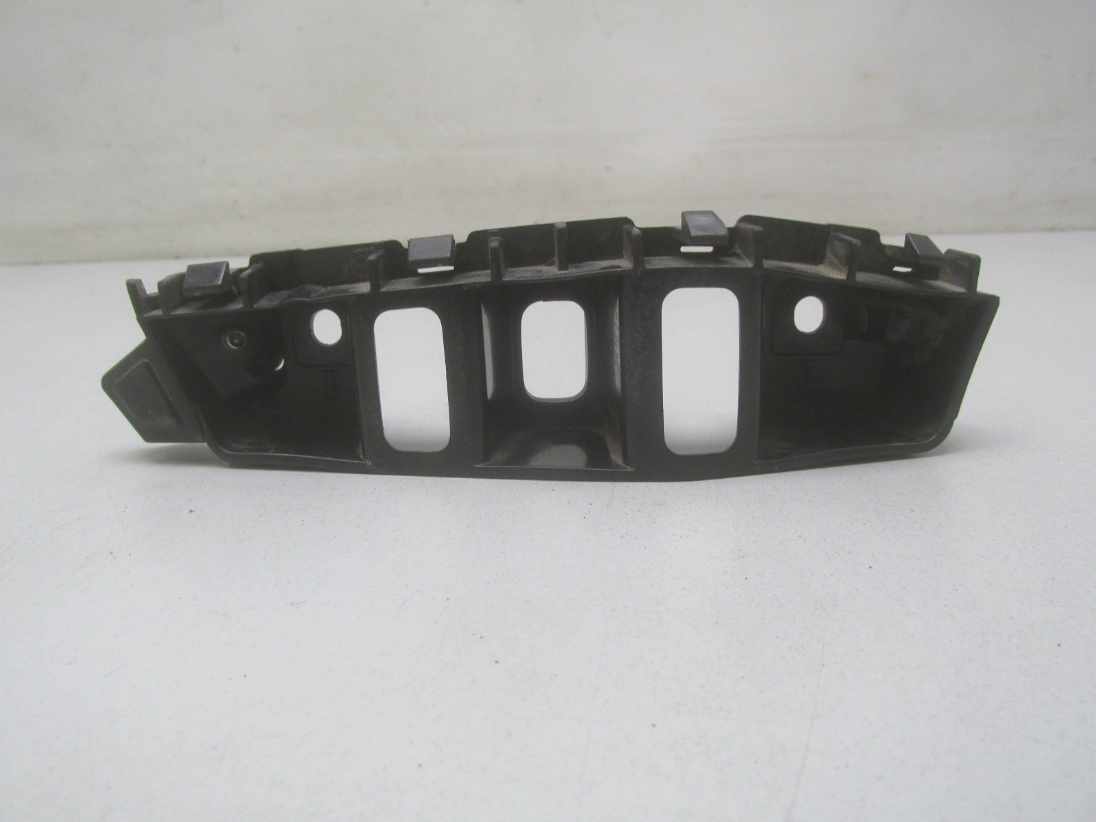 Направляющая переднего бампера Volkswagen Touareg 2010>