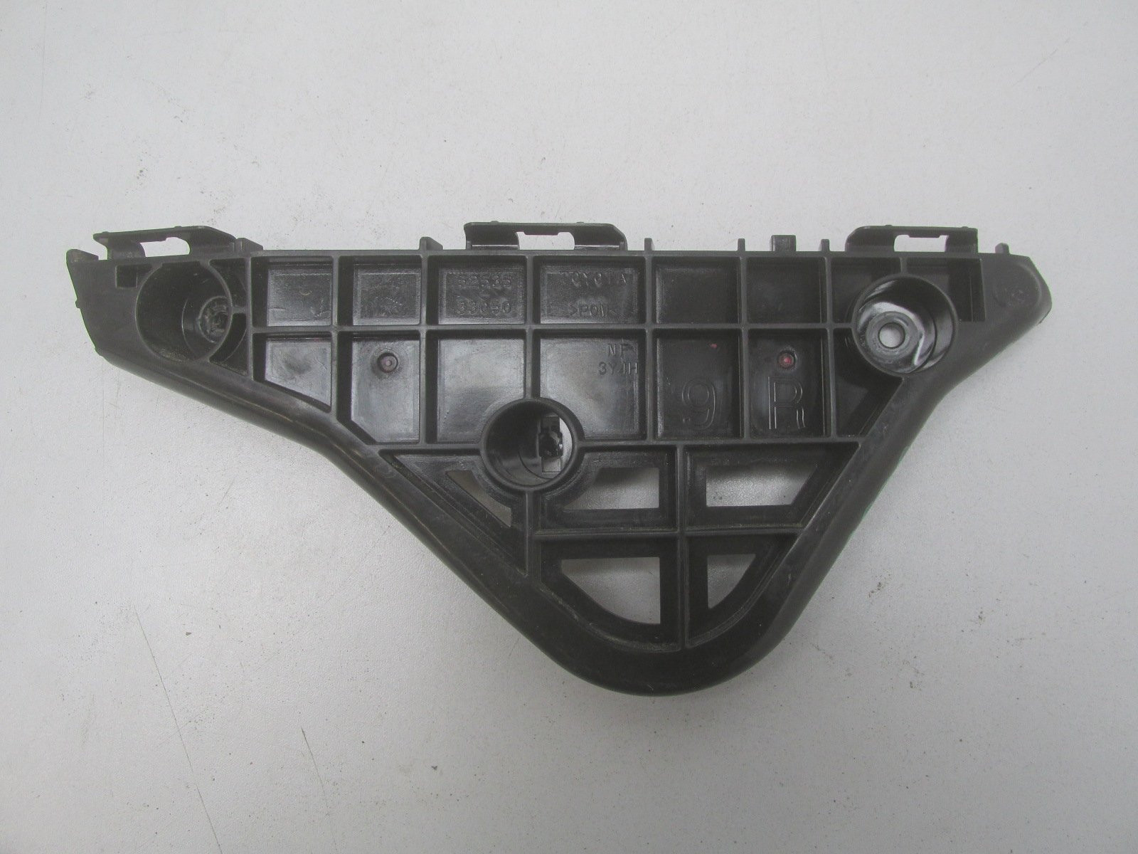 Направляющая переднего бампера Toyota Camry V50 2011-2018